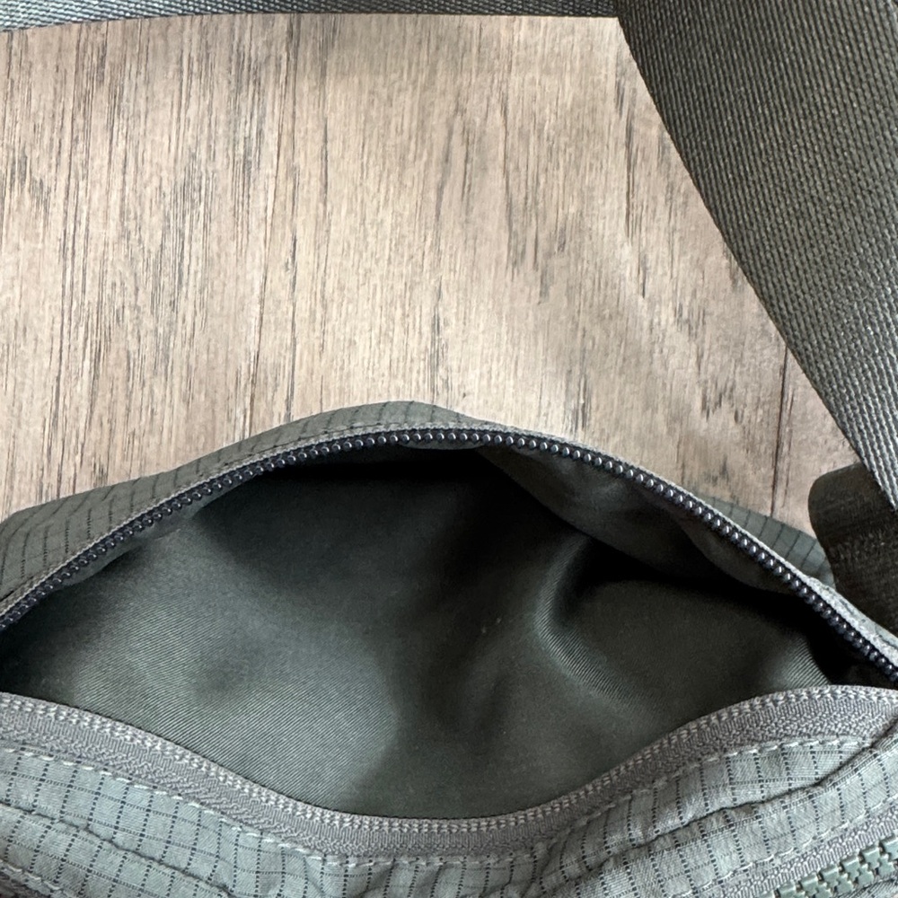 Lululemon Everywhere Belt Bag Carob Brown/Black Classic Nylon - Picture 4 of 5